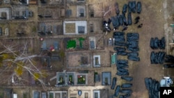 "Російські командири знали про сексуальне насильство з боку підлеглих військовослужбовців в Україні, а в деяких випадках заохочували до цього або навіть наказували", - британський юрист Вейн Джордаш. Фото: поліція ідентифікує тіла загиблих в Бучі, 6 квітня 2022 року 