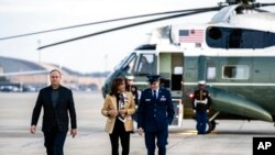 2022年11月16日,副总统卡马拉·哈里斯(Kamala Harris)和她的丈夫道格·埃姆霍夫(Doug Emhoff)离开马里兰州安德鲁斯空军基地,前往泰国参加亚太经合组织峰会。(美联社照片)