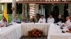 Los comandantes del ELN de Colombia Pablo Beltrán, Antonio García y Aureliano Carbonell, el Alto Comisionado para la Paz Iván Danilo Rueda, el miembro del Senado Iván Cepeda y Monseñor Fabio Henao asisten a una conferencia de prensa en Caracas, Venezuela, el 4 de octubre de 2022.