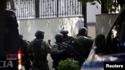 因网络攻击事件，阿尔巴尼亚与伊朗切断关系并下令其外交官离境，阿尔巴尼亚安全部队成员进入伊朗驻地拉那大使馆。(2022年9月8日)