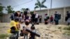 Figuras en plastilina se mezclan en una escena real en la que migrantes venezolanos se preparan para empezar su viaje hacia el Tapón del Darién. _Foto Cortesía: Édgar Álvarez @seloexplicoconplastilina]