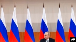 Керуючий директор Корпорації розвитку Далекого Сходу і Арктики (ERDC) загинув через кілька днів після участі у Східному економічному форумі у Владивостоці. На фото президент Росії Володимир Путін на форумі 6 вересня 2022 р. (Фото агентства новин ТАСС Host Pool Photo через AP)