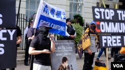 在英国雪埠（Sheffield，又译谢菲尔德），香港人组织发起游行抗议《香港国安法》。在伦敦，自称来自广东的“J先生”在集会发言在伦敦的香港经济贸易办事处外发言。 （美国之音/郑乐捷）