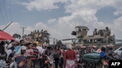 Wakazi wanaokimbia mapigano katika wilaya ya Masisi, wakusanyika karibu na magari ya wanajeshi wa Afrika Kusini wanaojumuika katika kikosi cha SADC mashariki mwa DRC, Februari 7, 2024. Picha ya AFP