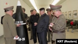 资料照片：2023年3月28日，视频截图显示朝鲜领导人金正恩在一个没有披露的地点视察核弹头。（路透社照片）