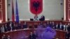 Shqipëri, kaos dhe tymuese në sallën e parlamentit