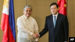 2023年4月22号，菲律宾外交部长马纳罗（Enrique Manalo）为中国外长秦刚到访在钻石酒店举行了欢迎仪式。之后两国外长就双边关系举行了会谈。