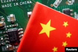 “中国制造”字眼下的半导体芯片与中国国旗图示