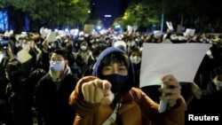 资料照：北京的年轻人手举白纸上街示威，抗议新冠清零封控政策。（2022年11月27日）