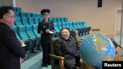 在朝中社2023年11月25日发布的这张照片中，朝鲜领导人金正恩访问国家航空航天技术局视察侦察卫星的准备情况，并观看谍卫星拍摄的照片。（路透社照片）