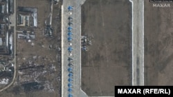 Російські бомбардувальники Су-34 на аеродромі Морозовськ, супутникова світлина, березень 2021 року