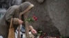 Фото 21 лютого 2024 року: жінка вшановує пам'ять російського опозиціонера Олексія Навльного, який помер у в'язниці 16 лютого у віці 47 років