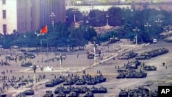 资料 - 1989 年 6 月 5 日，在军事镇压结束了天安门广场为期七周的民主示威活动一天后，中国军队和坦克聚集在北京。（美联社图片）