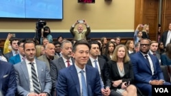 TikTok首席执行官周受资2022年3月23日赴国会山出席众议院能源与商务委员会听证会，针对TikTok用户隐私、数据安全和美国国家安全等一系列议题接受议员质询。（美国之音记者李逸华拍摄）
