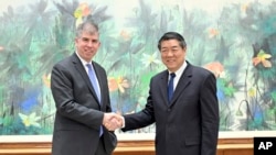 资料照片:中国副总理何立峰在北京会晤到访的美国财政部主管国际事务的副部长杰伊·尚博(Jay Shambaugh)。(2024年2月6日)