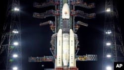 资料照: 在发射塔上的印度 MkIII-M1 卫星运载火箭。(2019年7月)