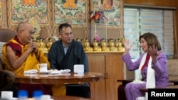 西藏精神领袖达赖喇嘛在印度达兰萨拉会晤到访的美国国会众议院前议长南希·佩洛西(Nancy Pelosi)与美国会议员代表团其他成员。 (2024年6月19日)