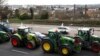 Los agricultores están estacionados en la autopista A6 mientras los agricultores protestan por las presiones de precios, los impuestos y la regulación verde, cerca de Chilly-Mazarin, cerca de París, Francia, el 31 de enero de 2024. REUTERS/Sarah Meyssonnier