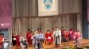 中国学生在英国大学毕业典礼上挥舞自由香港旗帜