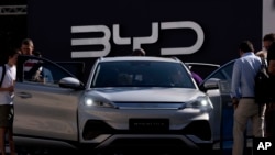 资料图片：参观者在德国慕尼黑 IAA 车展上观看中国厂商比亚迪的 ATTO 3。随着中国汽车制造商大举进军欧洲电动汽车市场，挑战历史悠久的品牌，它们正在赢得驾驶者的青睐。(2023年9月8日)