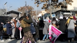 塔利班驅散阿富汗婦女反對教育禁令的抗議