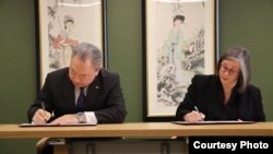 驻美国台北经济文化代表处发布的照片显示台湾驻美代表俞大㵢与美国在台协会执行理事蓝莺共同签署《台美国际发展合作备忘录》。（2024年2月22日）