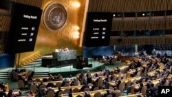 资料照 - 2022 年 4 月 7 日联合国大会会议期间展示了确认暂停俄罗斯联邦在联合国人权理事会成员资格的完整决议投票结果