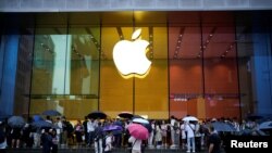 人们在上海苹果专卖店外排队购买苹果公司在中国开售的最新款苹果手机iPhone 15。(2023年9月22日)
