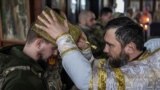 Українські військовослужбовці 4-ї окремої танкової бригади імені Івана Виговського на Святвечірній службі біля лінії фронту під Куп&#39;янськом Харківської області, 24 грудня 2023 року.&nbsp;Фото: Reuters