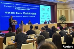 美国驻中国大使伯恩斯受美国中国商会之邀在上海就美中关系发表讲话。（2024年6月26日）