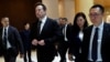特斯拉首席执行官埃隆·马斯克与特斯拉高层离开北京一家酒店。（资料照片：2023年5月31日）
