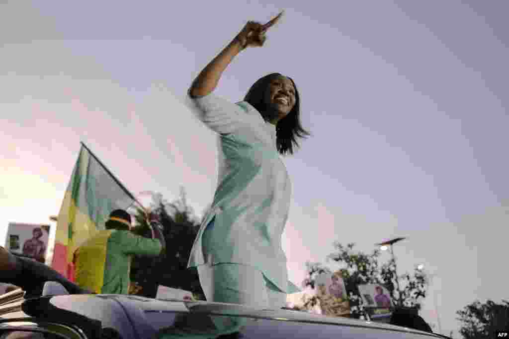 A candidata presidencial e fundadora do partido Alternative pour la relève citoyenne (ARC), Anta Babacar Ngom, acena a apoiantes no bairro de Hann Mariste, em Dakar, a 11 de março de 2024. Anta Babacar Ngom é a única mulher a candidatar-se às eleições senegalesas realizadas a 24 de março, após semanas de turbulência causada pelo seu adiamento.