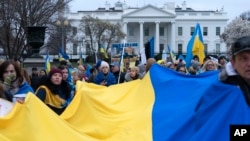 Ілюстративне фото. Акція на підтримку України перед Білим домом, Вашингтон, 25 лютого 2023. AP Photo/Jose Luis Magana