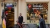 中国领导人习近平的人形模板被立在莫斯科一家礼品店门外。（2023年5月3日）