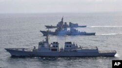 韩国国防部提供的照片显示，韩国、美国与日本的驱逐舰在朝鲜半岛东部附近的国际海域参加联合导弹防御演习。(2023年8月17日)