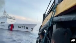 菲律賓武裝部隊公佈的照片顯示中國海警船衝向靠近第二托馬斯淺灘(仁愛礁)的菲律賓補給船。(2023年10月22日)