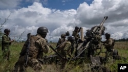 Українські військові використовують надану США гаубицю M777, Харківська область, 26 жовтня, 2023.
