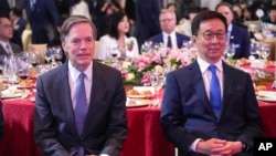 资料照片：中国国家副主席韩正与美国驻中国大使伯恩斯在北京出席中国美国商会(Amcham)活动。（2024年3月1日）