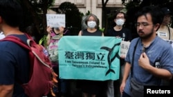 资料照片：台湾民众聚集在台北的立法院外表达自己的政治意愿。(2024年5月24日)