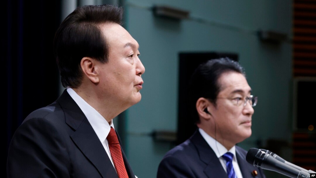 윤석열 한국 대통령과 기시다 후미오 일본 총리가 지난해 3월 도쿄에서 정상회담에 이어 공동기자회견을 했다.