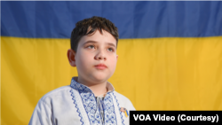 Іллю, якому зараз 11, у березні 2022 року росіяни вивезли до Донецька і вчили казати "Слава Україні і складі Росії". Сашко разом з двома іншими дітьми, які пережили депортацію з Маріуполя, Кірою та Іллею, розповіли свої історії в Українському домі у Вашингтоні