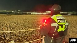 在日本發生強震後，韓國海岸警衛隊成員在面對日本海的江陵市海岸巡邏。（2024年1月1日）