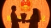 中国浙江省杭州市婚姻登记处的一对新人在情人节登记结婚（2023年2月14日）