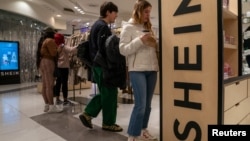 美国纽约时报广场Forever 21店内销售的中国便宜服装品牌希音(SHEIN)（2023年11月10日）