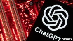 有ChatGPT标识的智能手机放置在计算机主板上。