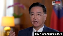 台湾外交部长吴钊燮在台北接受澳大利亚《天空新闻台》的采访。（2023年5月2日）
