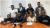 Liderança jovem à frente do protesto contra o aumento das tarifas de internet em Moçambique, com David Fardo à esquerda.