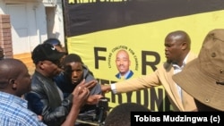 Amapholisa ahlasela isikhulumeli seCCC uMnu Promise Mkhwananzi ezama ukumbopha ngesikhathi ekhuluma lentathelizindaba eHarare kumaviki amabili asanda kwedlula. 