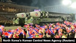 朝鲜为庆祝朝鲜人民军建军75周年举行的阅兵式上展示导弹。(2023年2月8日)