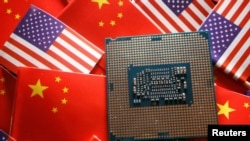 美中两国国旗映衬下的一块中央处理器半导体芯片。